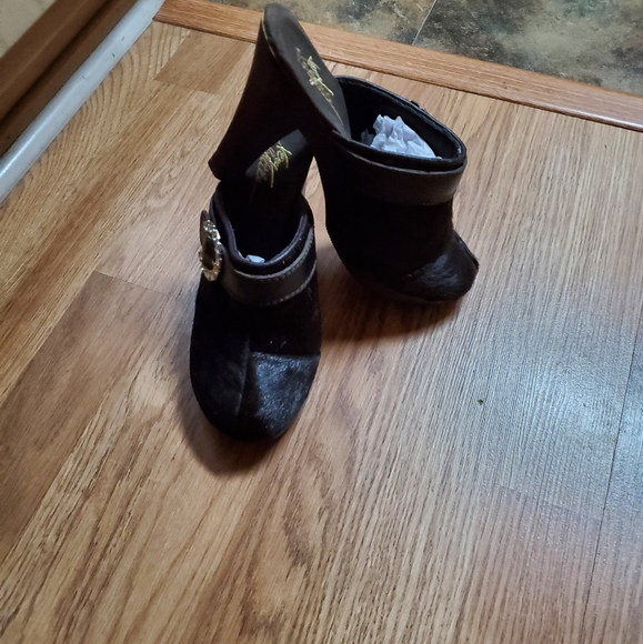 Shoes - Picture 2 of 4